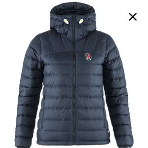 FJALLRAVEN EXPEDITION PACK DOWN HOODIE W NAVY